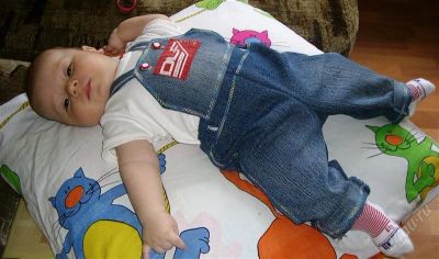 Лот: 463276. Фото: 1. джинсовый комбинезон для крохи... Костюмы, пиджаки, комбинезоны