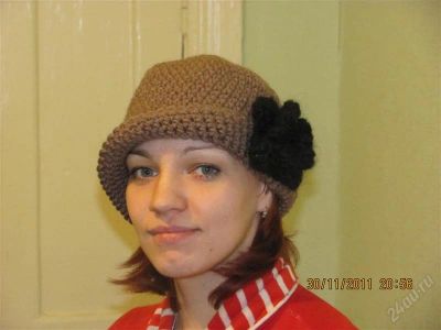 Лот: 1382313. Фото: 1. шляпка вязанная с объемным цветком. Головные уборы