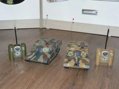 Лот: 6922399. Фото: 1. Игрушка "Танковый бой" на радиоуправлении. Машины и техника