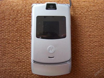 Лот: 87221. Фото: 1. Motorola V3 утопленник. Кнопочные мобильные телефоны