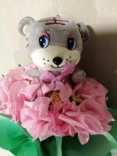 Лот: 21013884. Фото: 1. букет из чупа чупсов с мягкой... Букеты из конфет, игрушек