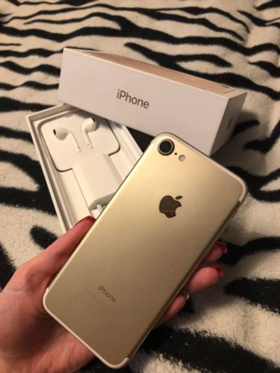 Лот: 10868486. Фото: 1. iPhone 7 gold. Смартфоны