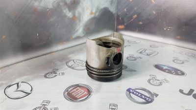 Лот: 23585683. Фото: 1. Поршень Mitsubishi Canter 4D32... Двигатель и элементы двигателя
