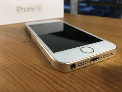 Лот: 11759115. Фото: 1. Apple Iphone SE Gold 64Gb. РСТ... Смартфоны
