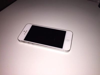 Лот: 6193107. Фото: 1. IPhone 5 silver 16 Gb. Смартфоны