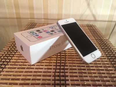 Лот: 8409023. Фото: 1. iPhone 5s gold. Смартфоны