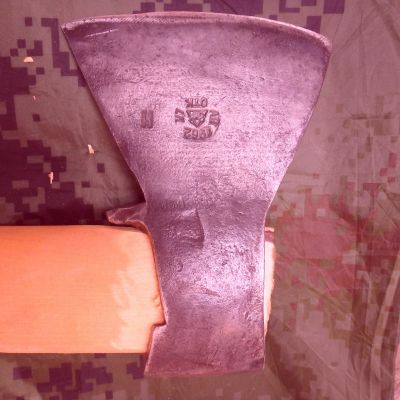 Лот: 19013614. Фото: 1. Топор ЗиК 1962 г. Ручные орудия труда