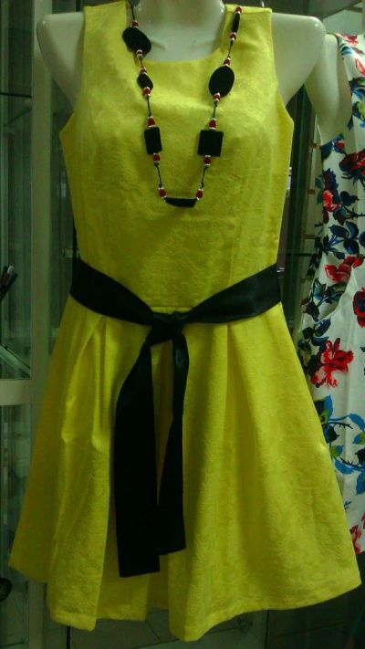 Лот: 4309695. Фото: 1. Кокетливое платье приятного желтого... Платья