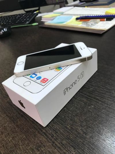 Лот: 8763390. Фото: 1. iPhone 5S Gold 32gb. Смартфоны