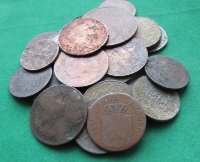 Лот: 15206083. Фото: 1. 25 старинных изношенных монет... Остальные страны