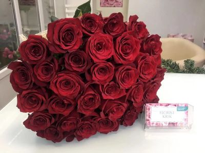 Лот: 8559722. Фото: 1. Шикарный букет из 31 розы. Свежие цветы