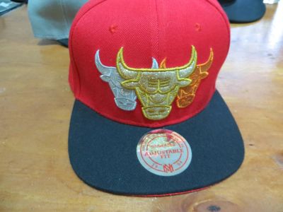 Лот: 9652535. Фото: 1. Бейсболка Bulls. Головные уборы
