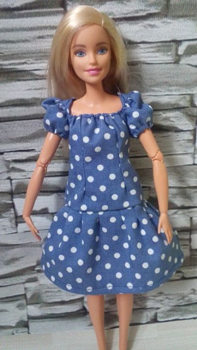 Лот: 11335323. Фото: 1. Одежда для barbie. Джинсовоe платье... Куклы и аксессуары