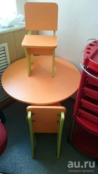 Лот: 8597277. Фото: 1. Столик + стульчики. Пеленальные комоды и столики