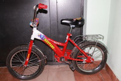 Лот: 5652834. Фото: 1. велосипед с дополнительными колесиками. Красноярск