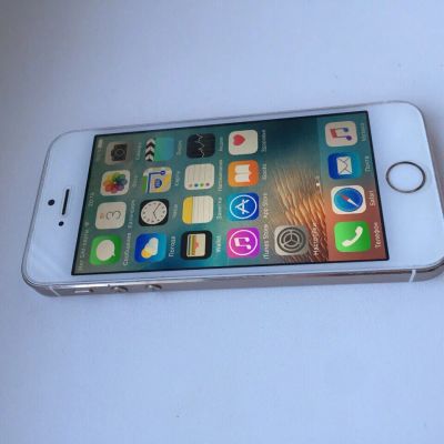 Лот: 8062147. Фото: 1. iPhone 5s gold на 16gb. Смартфоны