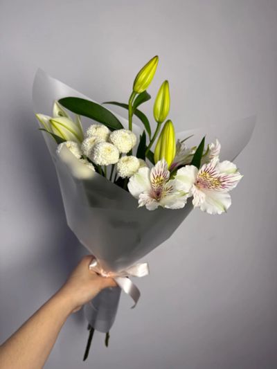 Лот: 25742984. Фото: 1. 4. Букет - комплимент с лилией. Свежие цветы