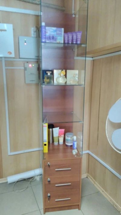 Лот: 7785056. Фото: 1. Продам витрину, компьютерный стол... Другое (офисная мебель и домашние кабинеты)