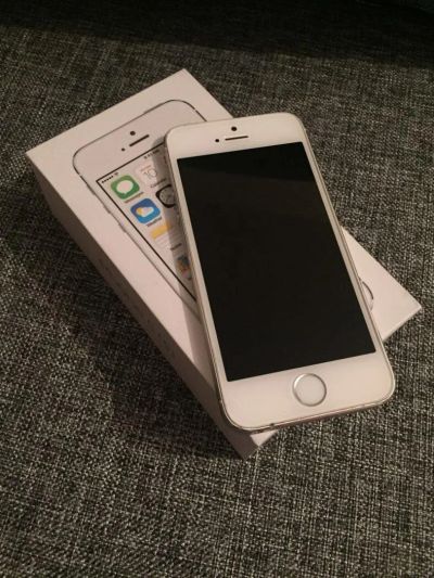 Лот: 10378368. Фото: 1. iPhone 5s Silver 16GB (РСТ). Смартфоны