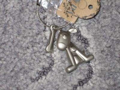 Лот: 982753. Фото: 1. Брелок пес с костью. Фигурки, статуэтки