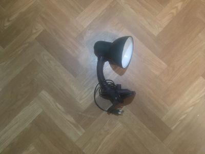 Лот: 18029132. Фото: 1. Настольная лампа на прищепке. Настольные лампы и светильники