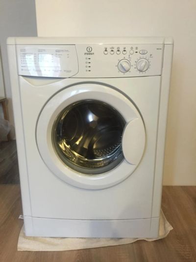 Лот: 8852751. Фото: 1. Стиральная машина indesit wisl... Стиральные машины