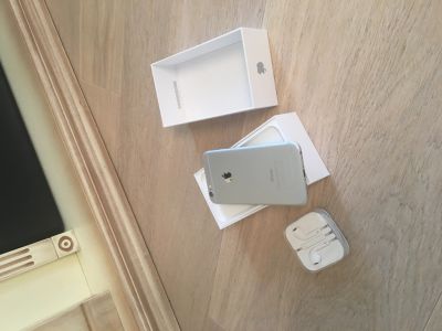 Лот: 14980673. Фото: 1. iPhone 6 с новыми наушниками APPLE... Смартфоны