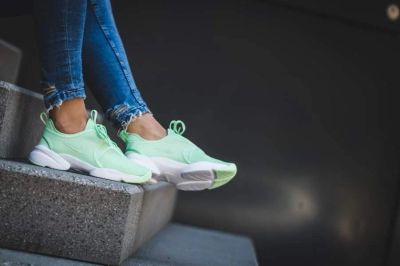 Лот: 10095010. Фото: 1. Кроссовки nike loden green/white. Кеды, кроссовки, слипоны