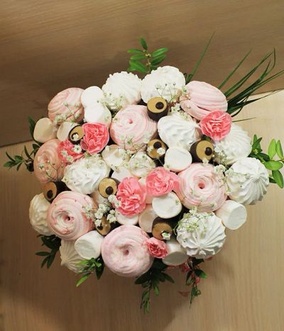 Лот: 15605446. Фото: 1. Зефирный букет с конфетками и... Свежие цветы