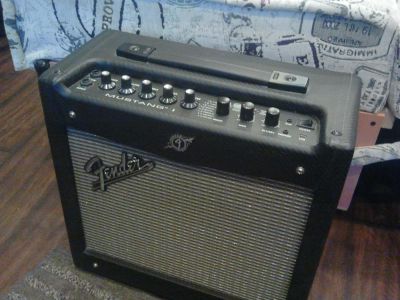 Лот: 2974567. Фото: 1. FENDER MUSTANG I COMBO. Гитарные эффекты и комбоусилители