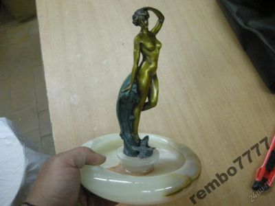 Лот: 5818343. Фото: 1. девушка.модерн.22см.европа.пепельница... Скульптуры