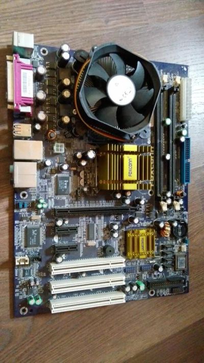 Лот: 10103919. Фото: 1. Материнская плата Foxconn + Pentium... Материнские платы