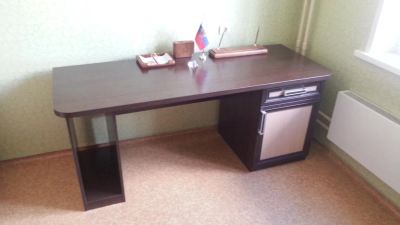 Лот: 6078389. Фото: 1. Продам стол письменный (стол руководителя... Компьютерные и письменные столы