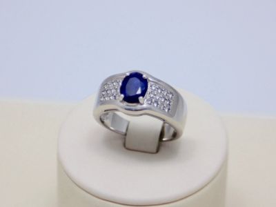 Лот: 14714912. Фото: 1. СЕРЕБРЯНОЕ КОЛЬЦО С САПФИРОМ И... Кольца, перстни