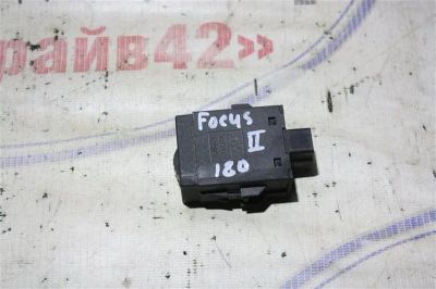 Лот: 21717774. Фото: 1. кнопка обогрева сидений Ford Focus... Двигатель и элементы двигателя