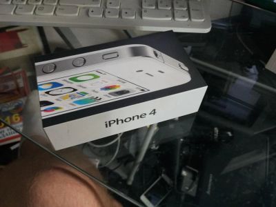 Лот: 7792151. Фото: 1. Коробка Iphone 4, бело-черная. Другое (смартфоны, связь, навигация)