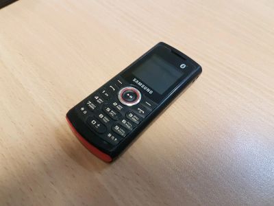 Лот: 9992030. Фото: 1. Samsung E2121B Есть радио, блютус... Кнопочные мобильные телефоны