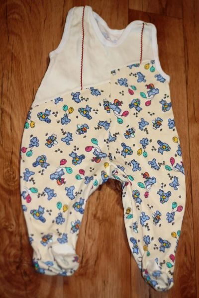 Лот: 5267141. Фото: 1. Комбинезон с мишками. Костюмы, пиджаки, комбинезоны