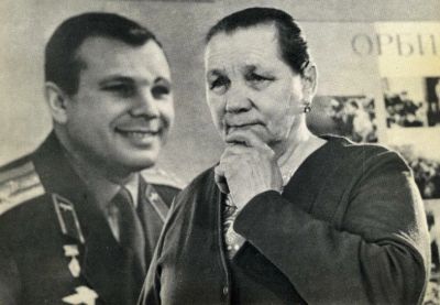 Лот: 6749097. Фото: 1. открытка * Гагарин.Мать у портрета... Открытки, конверты