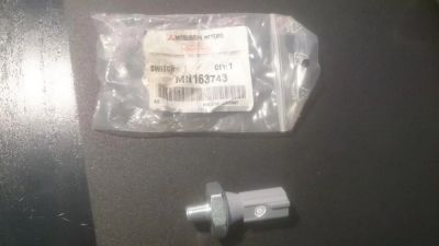 Лот: 7914134. Фото: 1. Датчик давления масла Mitsubishi... Двигатель и элементы двигателя