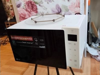 Лот: 23551843. Фото: 1. Микроволновая печь lg MW23W35gib. Микроволновки, мини-печи