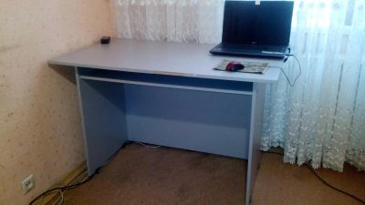 Лот: 9485412. Фото: 1. Стол письменный б/у. Компьютерные и письменные столы