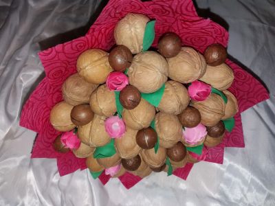 Лот: 15592850. Фото: 1. Букет с орехами 2. Букеты из конфет, игрушек