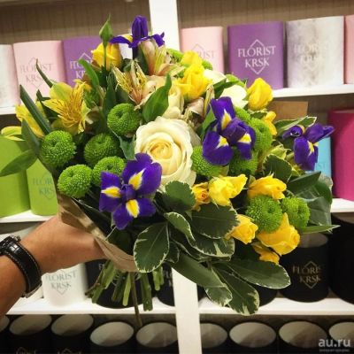 Лот: 9904412. Фото: 1. Сборный букет с ирисами. Свежие цветы