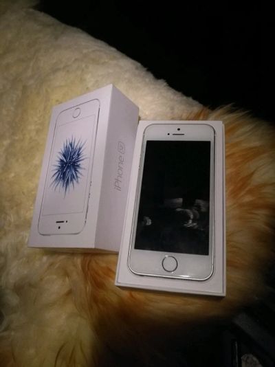 Лот: 9176041. Фото: 1. Apple se 16 gb silver. Смартфоны