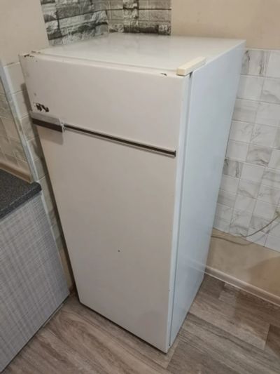 Лот: 25898328. Фото: 1. Холодильник Бирюса в рабочем состоянии. Холодильники, морозильные камеры