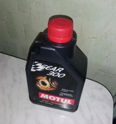 Лот: 20565260. Фото: 1. Масло 75W90 MOTUL Gear300. Масла, жидкости