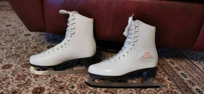 Лот: 16936897. Фото: 1. Коньки женские sport collection... Коньки