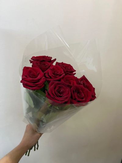 Лот: 21443247. Фото: 1. Букет из 9 красных роз в целлофане. Свежие цветы