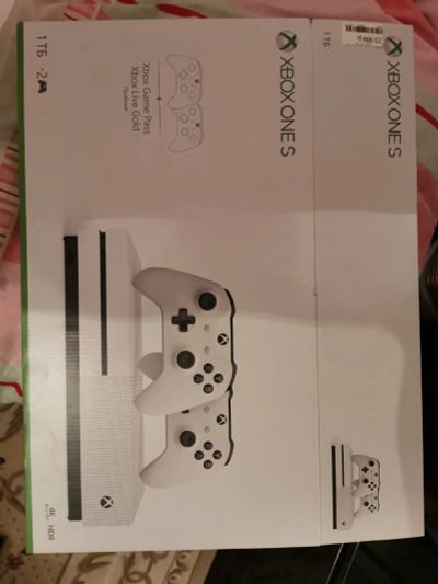 Лот: 14931743. Фото: 1. xbox one s + 2 геймпада НОВАЯ. Игровые приставки, консоли